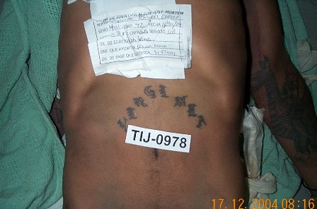 tatuaje abdominal. Señas particulares, Tatuaje en el abdomen